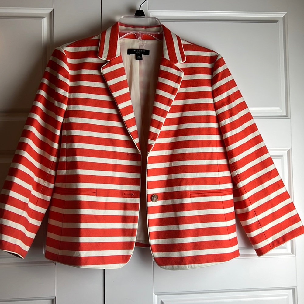 Women Ann Taylor Blazer size 10P one button is missing